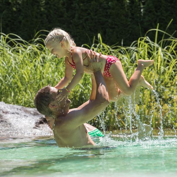 holiday with child in the swimming pond