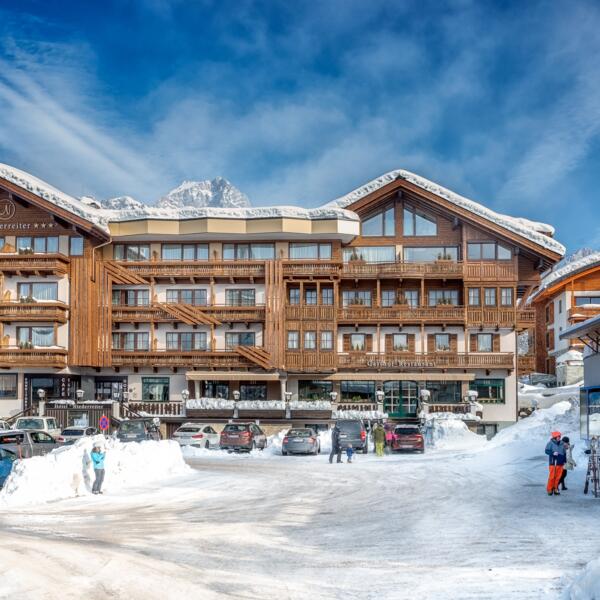 ski hotel directly at the mountain railway | © peterkuehnl.com